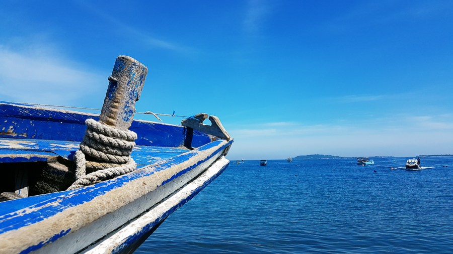 เรือสีน้ำเงินริมหาด อินโดนีเซีย เกาะกิลี Gili Indonesia
