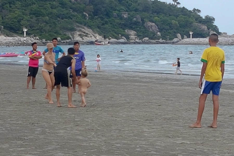 กิจกรรมบนชายหาย เด็กแก้ผ้า ตูดเด็ก คนยืนมอง