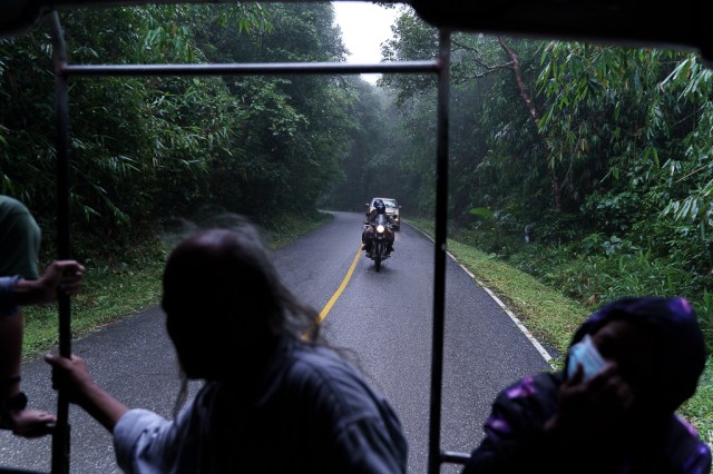 คนขับมอเตอร์ไซค์ขึ้นเขาฝ่าฝนและหมอกที่กาญจนบุรี