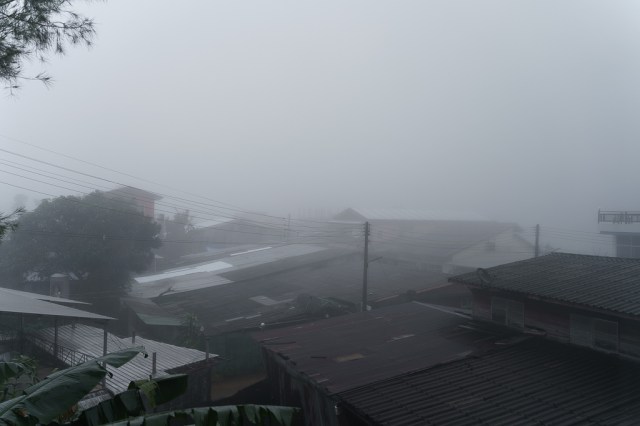 หลังคาในบ้านอีต่องกลางสายหมอก