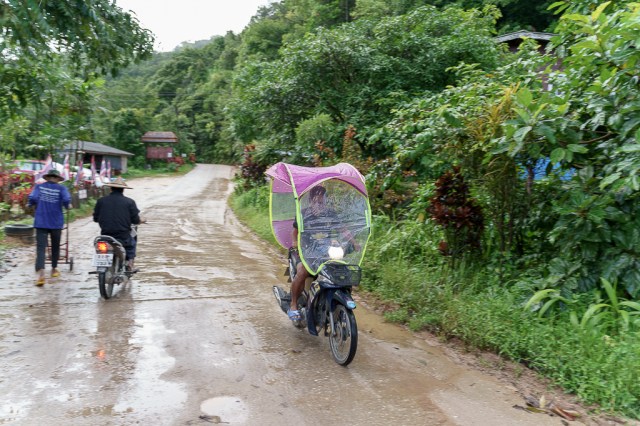 ชาวบ้านบ้านอีต่องขับรถออกมาทำกิจกรรมหลังฝนตก
