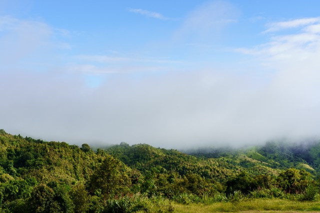 วิวของแนวเขาจังหวัดกาญจนบุรีใกล้ชายแดนหลังฝนตกและฟ้าเพิ่งเปิด