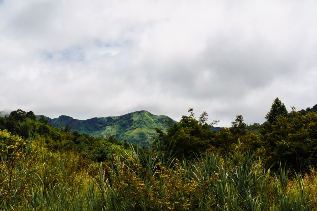 เนินเขากลางฟ้าครึ้มระหว่างทางเดินไปน้ําตกจ๊อกกระดิ่น