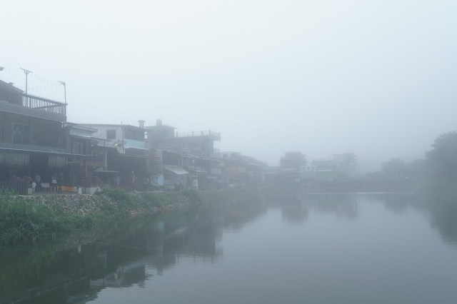 บ่อน้ำบ้านอีต่องในหมอกตอนฝนตก